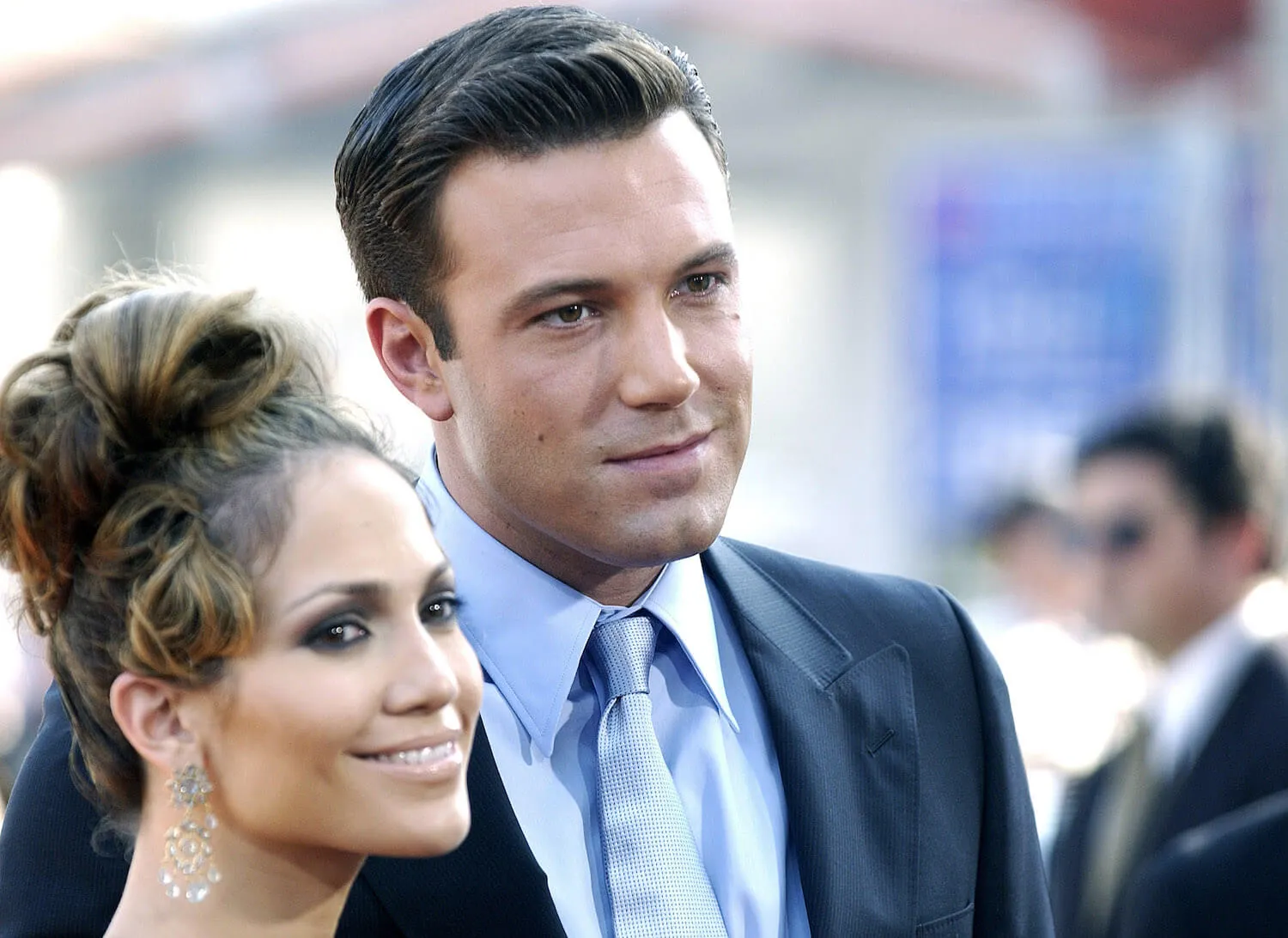 A close-up of Jennifer Lopez and Ben Affleck standing next to each other and smiling at the 'Gigli' California premiere